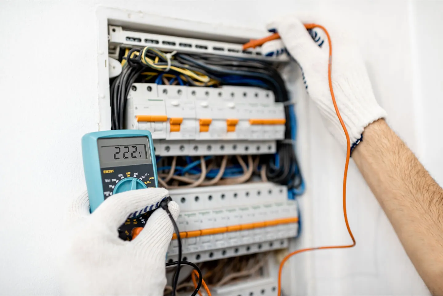 Metingen met een multimeter aan een elektriciteitskast