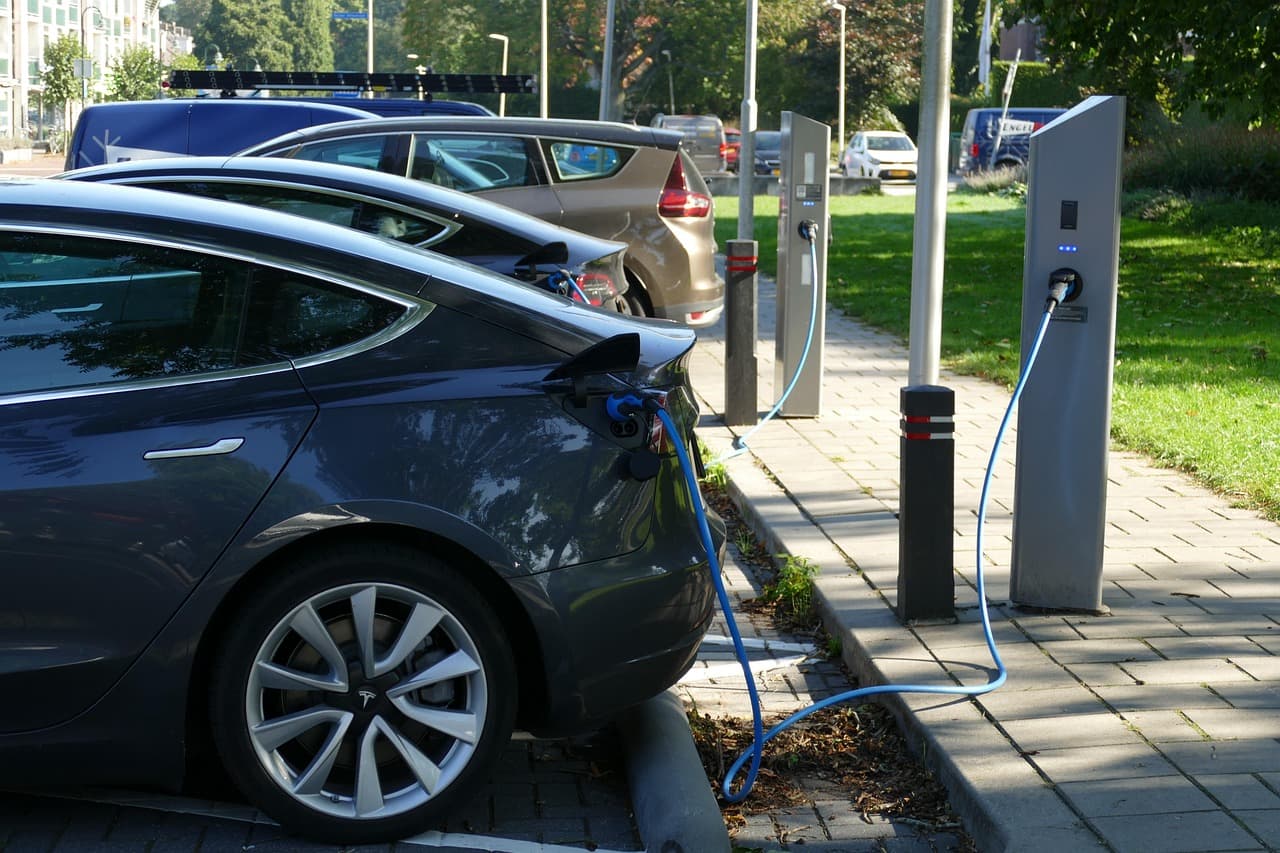Elektrische auto aan een laadpaal