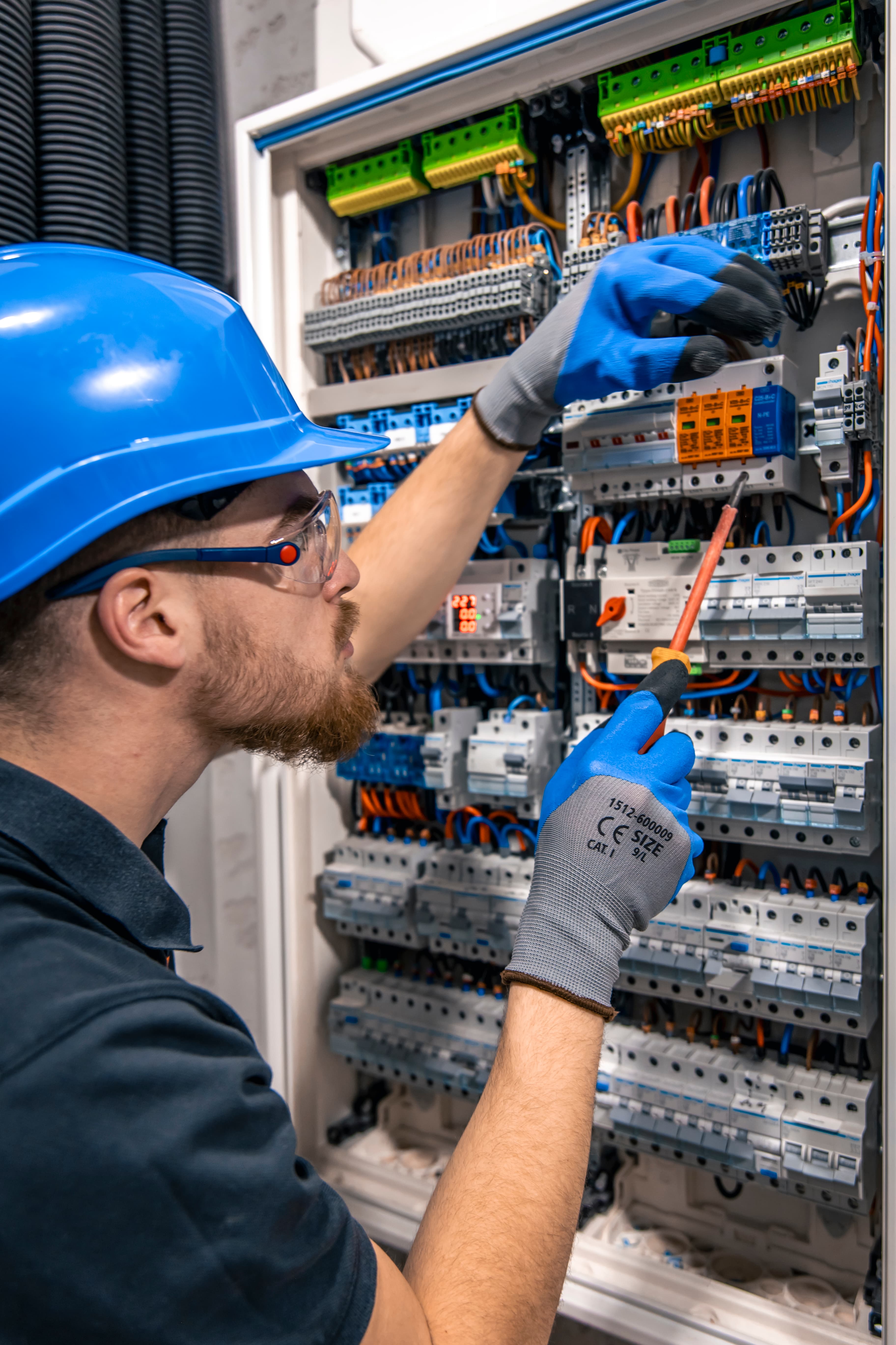 Elektricien werkt aan een elektriciteitskast