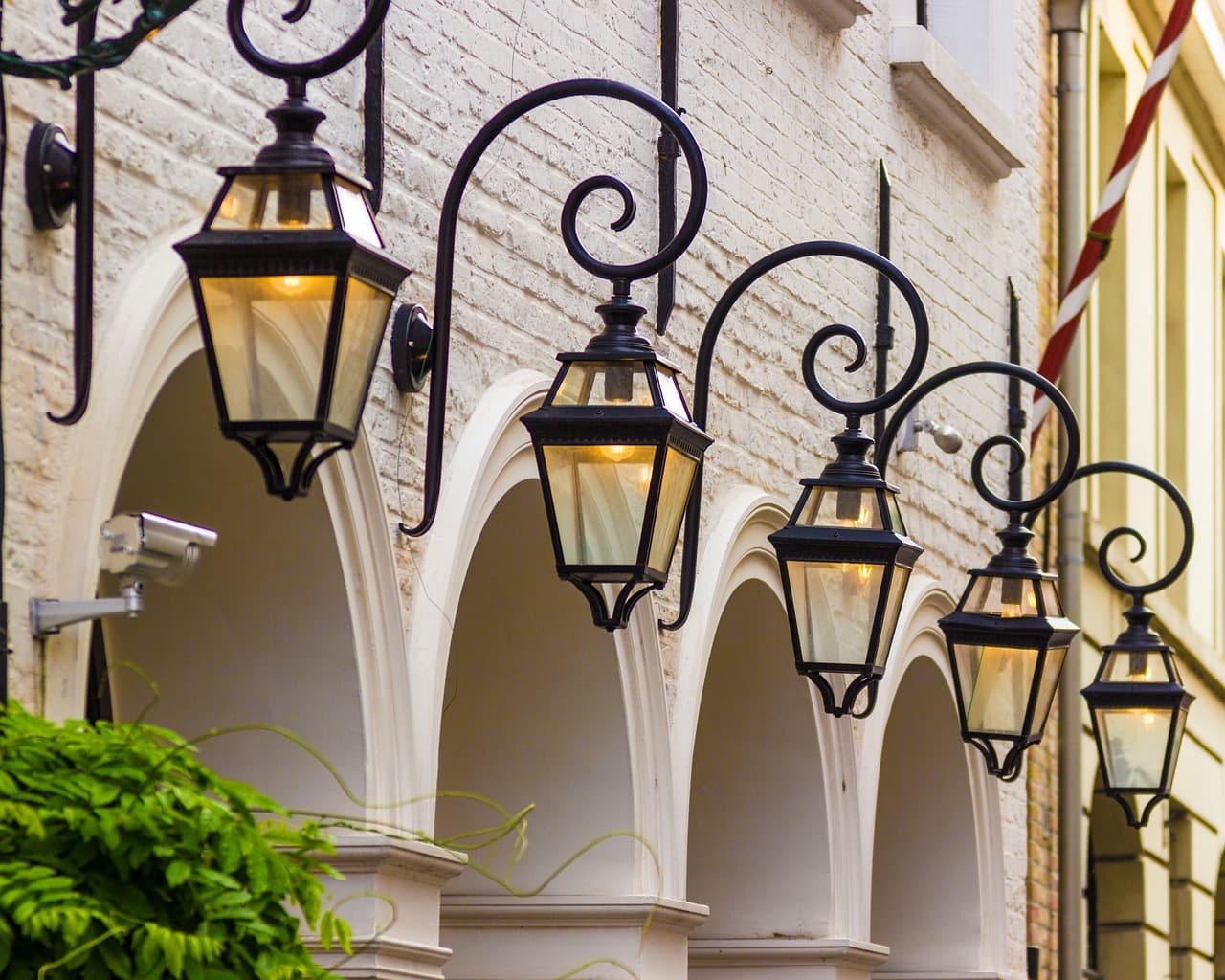 Buitenverlichting met wandlantaarns aan een gevel